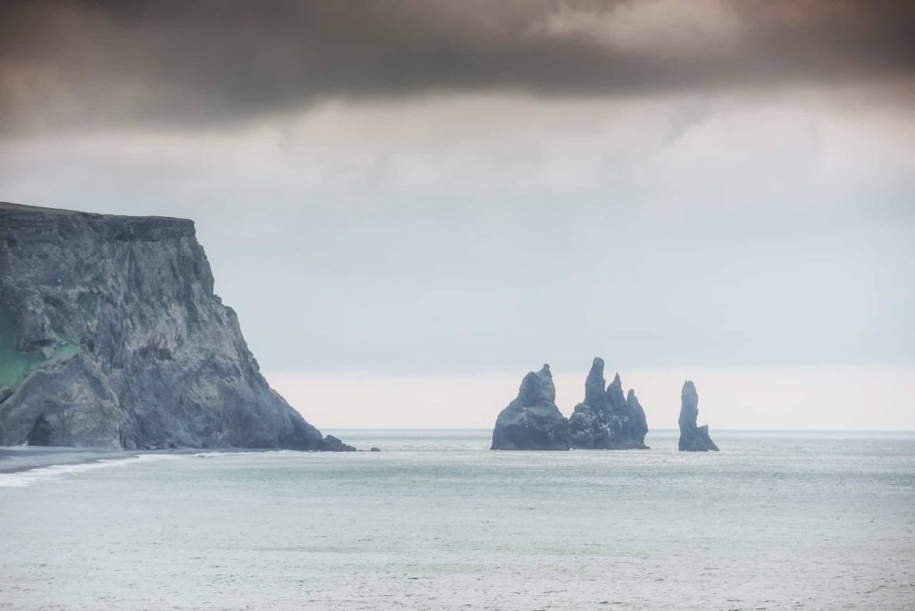IJsland  kliffen van Reynisdrangar 