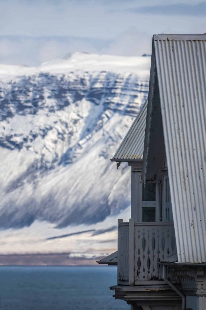 Reykjavik herenhuis aan het water