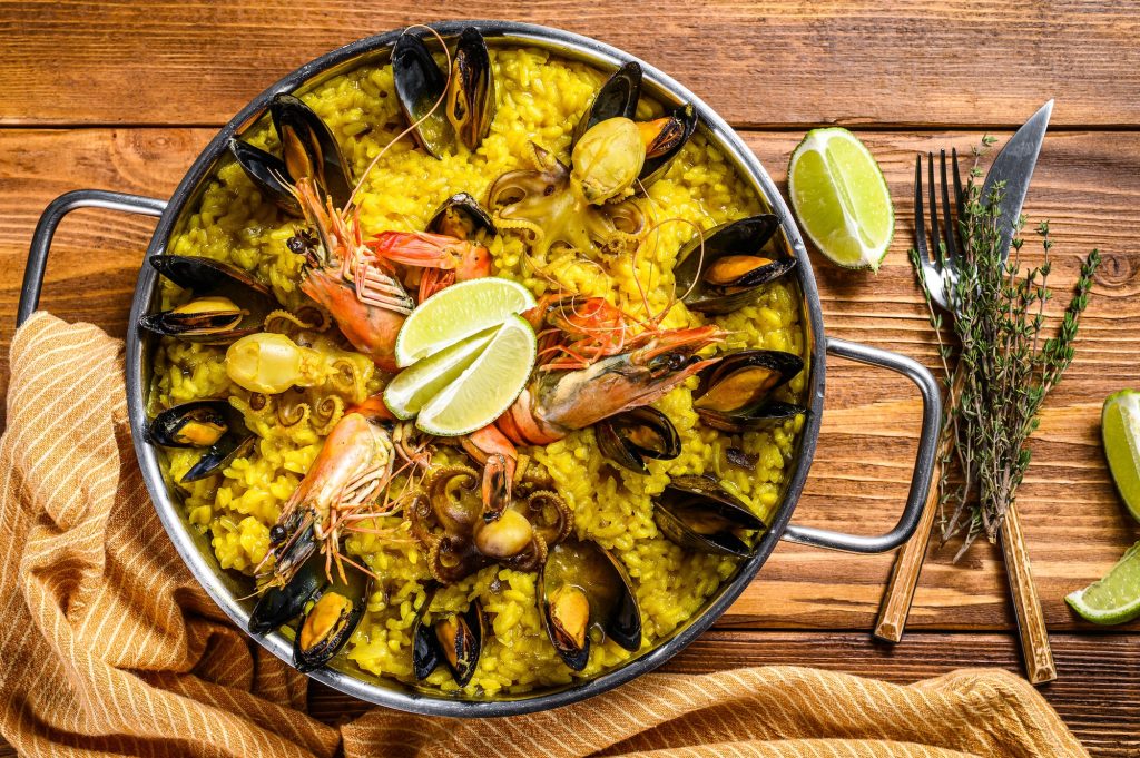 seafood-paella met scampi's en inktvis en mossels 