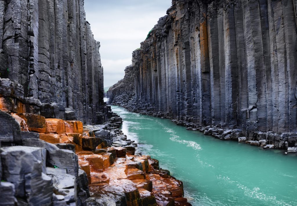 Studlagil basalt canyon in IJsland 