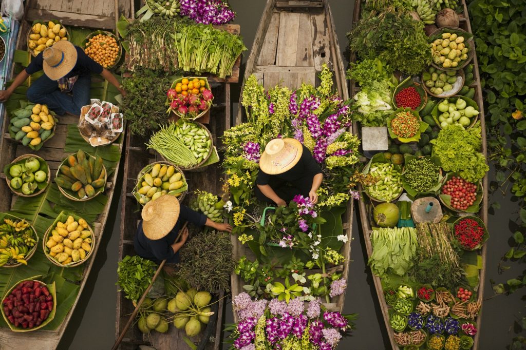 Drijvende markt op de kanalen van Bangkok