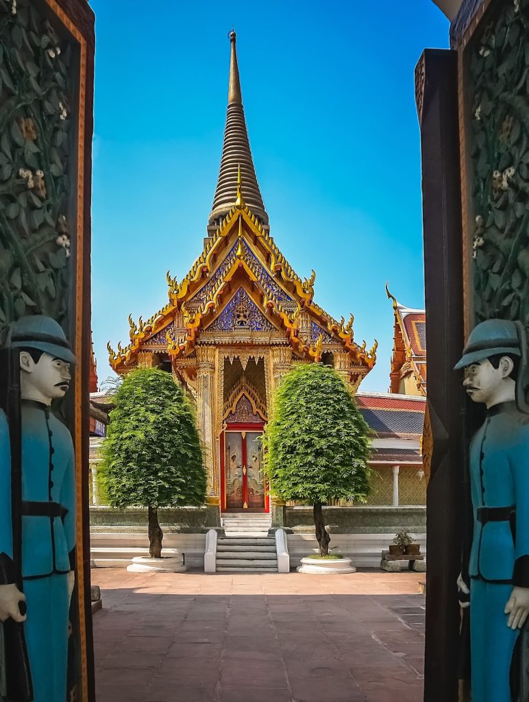 Open deuren van de  Buddhist tempel in Bangkok