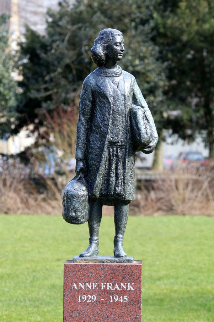 Standbeeld van Anne Frank op het Merwedeplein in Amsterdam